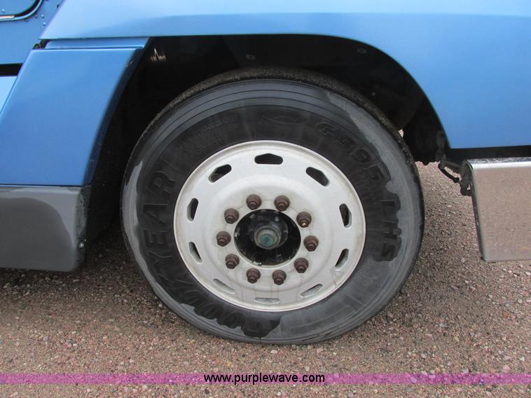 image for item I6196 1998 Freightliner FLD120 semi truck