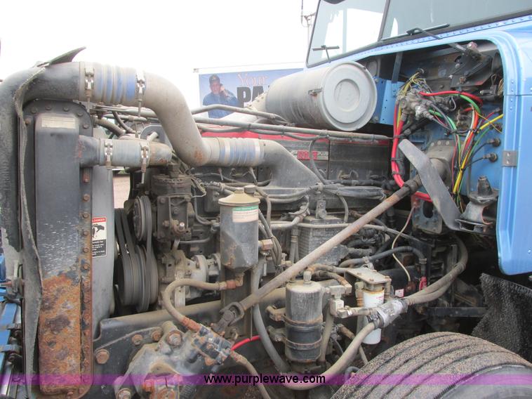 image for item I6196 1998 Freightliner FLD120 semi truck