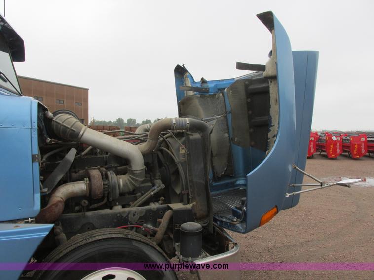 image for item I6196 1998 Freightliner FLD120 semi truck