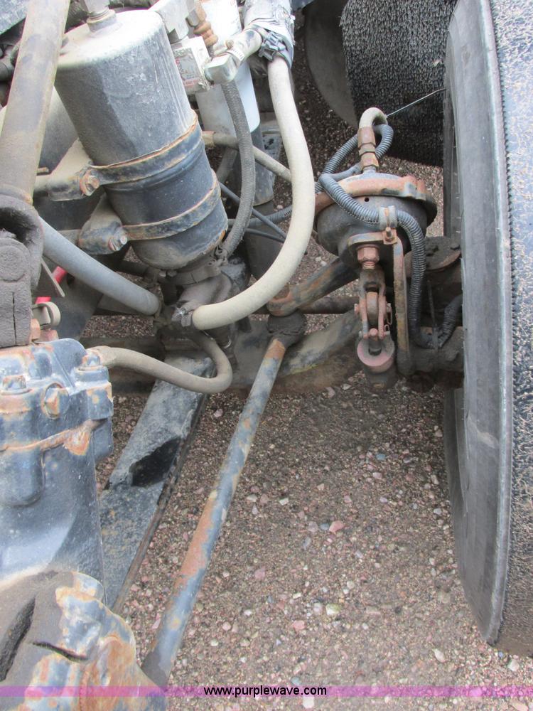 image for item I6196 1998 Freightliner FLD120 semi truck