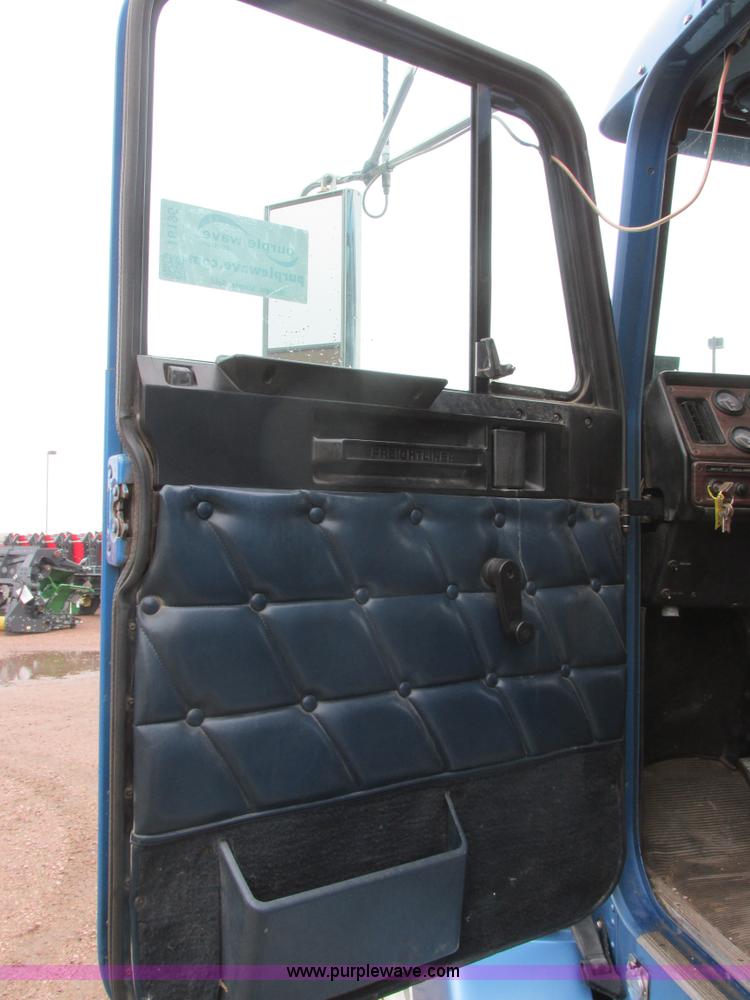 image for item I6196 1998 Freightliner FLD120 semi truck