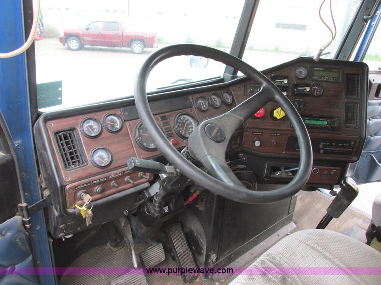 image for item I6196 1998 Freightliner FLD120 semi truck