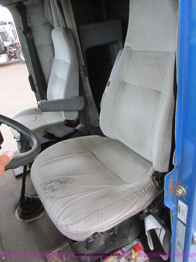 image for item I6196 1998 Freightliner FLD120 semi truck