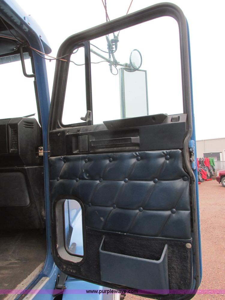 image for item I6196 1998 Freightliner FLD120 semi truck