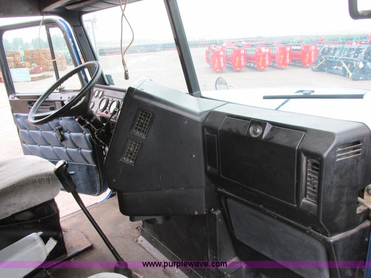 image for item I6196 1998 Freightliner FLD120 semi truck