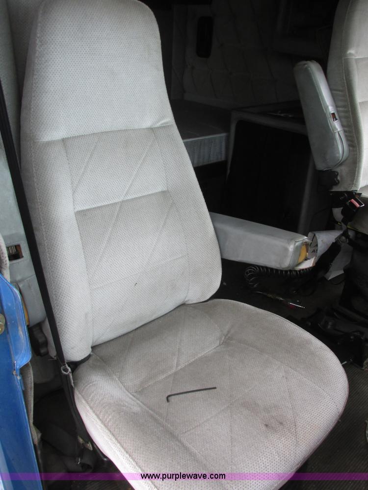 image for item I6196 1998 Freightliner FLD120 semi truck