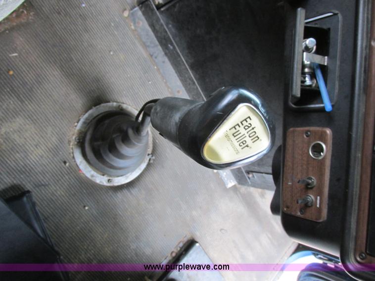 image for item I6196 1998 Freightliner FLD120 semi truck