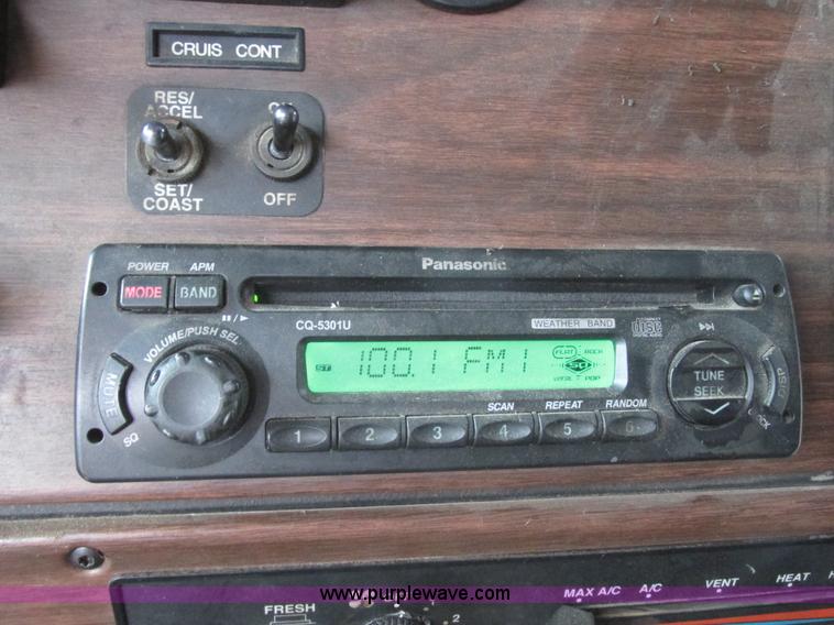 image for item I6196 1998 Freightliner FLD120 semi truck