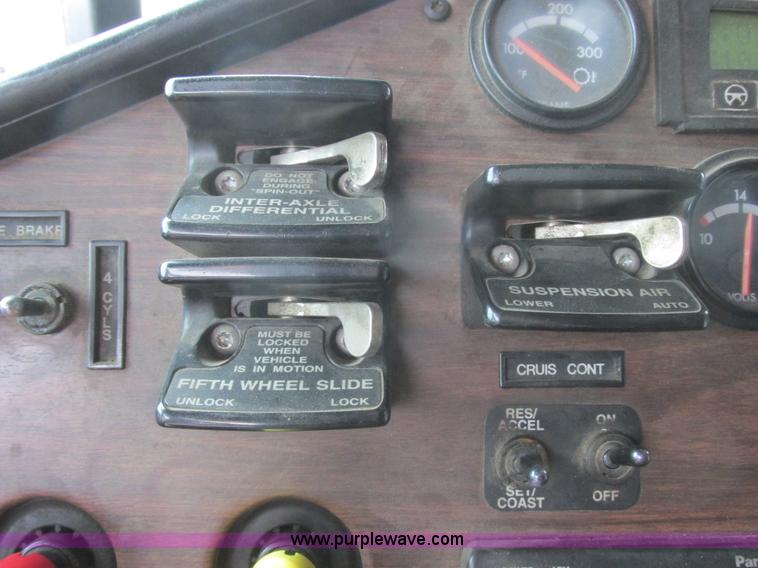 image for item I6196 1998 Freightliner FLD120 semi truck