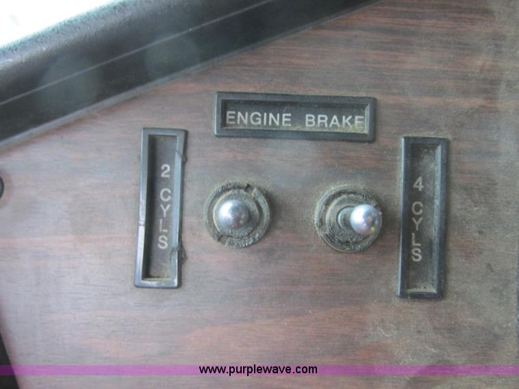 image for item I6196 1998 Freightliner FLD120 semi truck