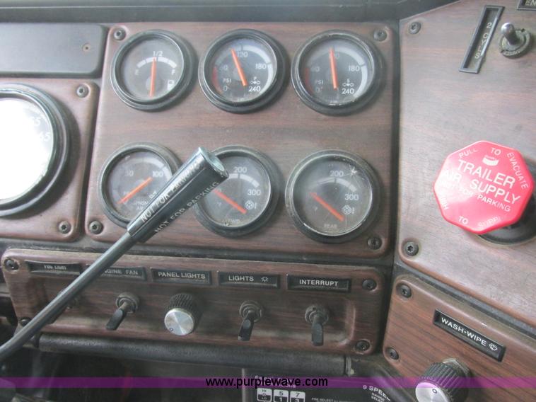 image for item I6196 1998 Freightliner FLD120 semi truck