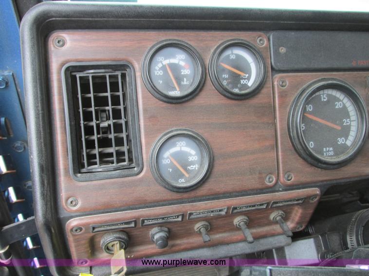 image for item I6196 1998 Freightliner FLD120 semi truck