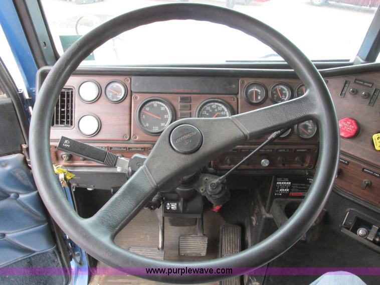 image for item I6196 1998 Freightliner FLD120 semi truck