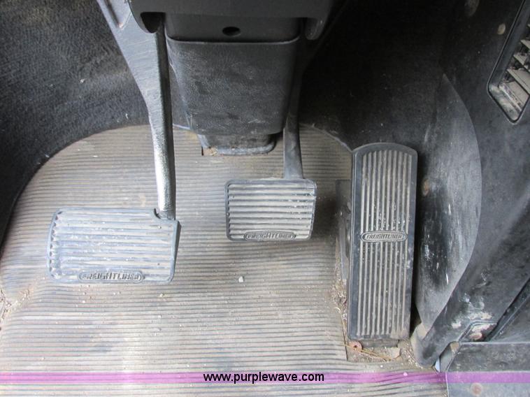 image for item I6196 1998 Freightliner FLD120 semi truck