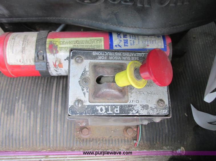 image for item I6196 1998 Freightliner FLD120 semi truck