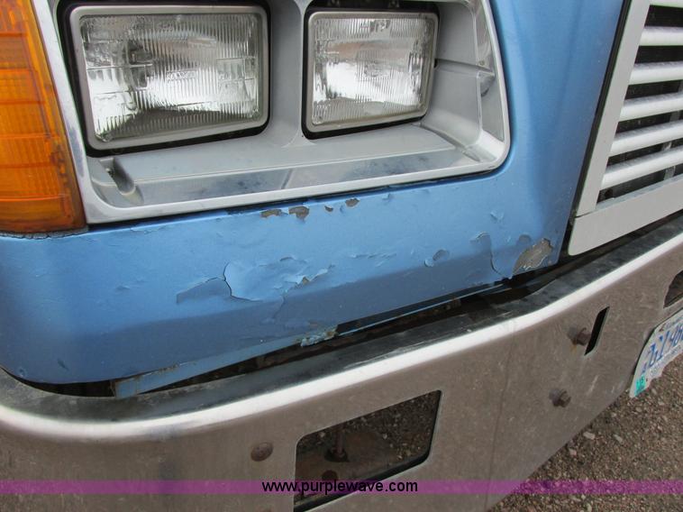 image for item I6196 1998 Freightliner FLD120 semi truck