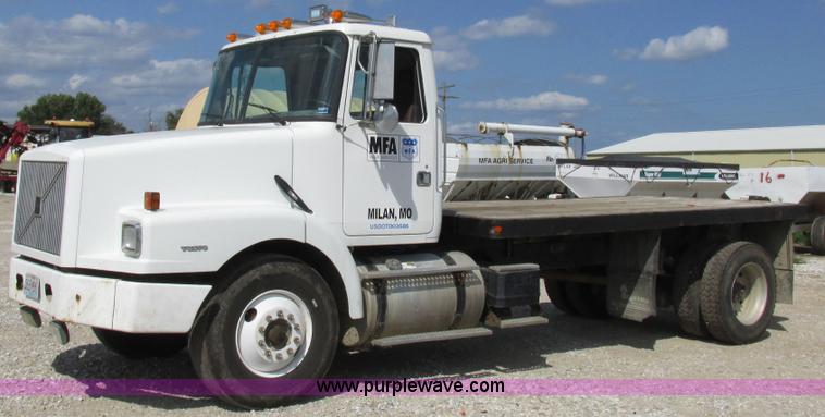 image for item I8962 1998 Volvo WG flatbed truck
