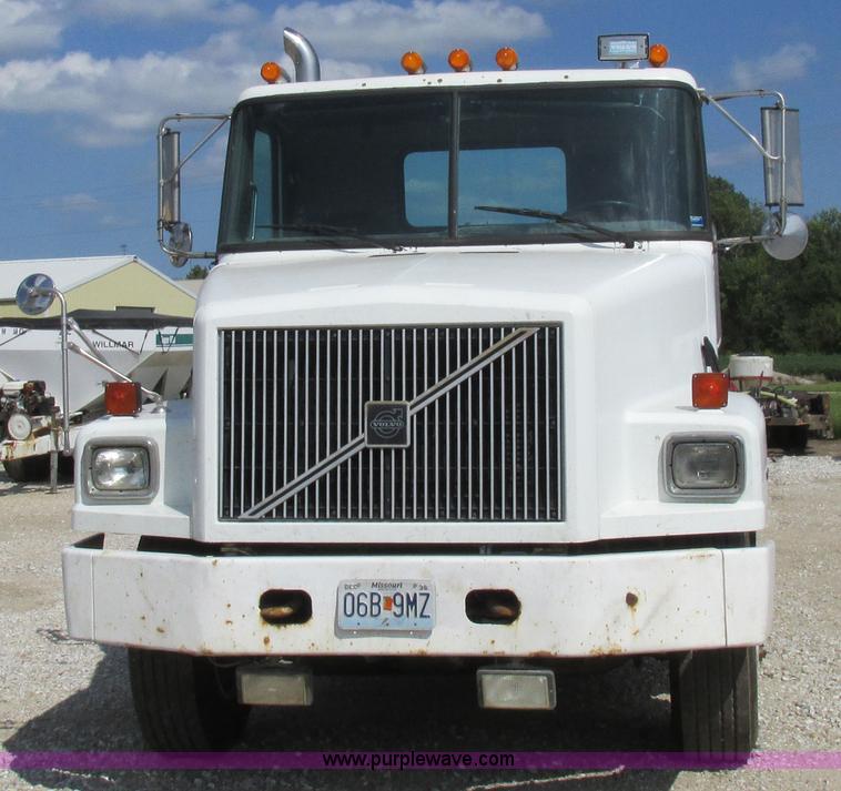 image for item I8962 1998 Volvo WG flatbed truck