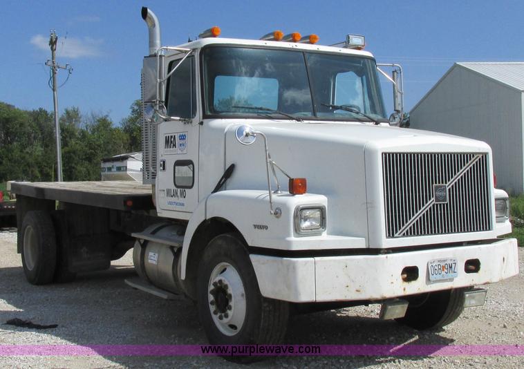 image for item I8962 1998 Volvo WG flatbed truck