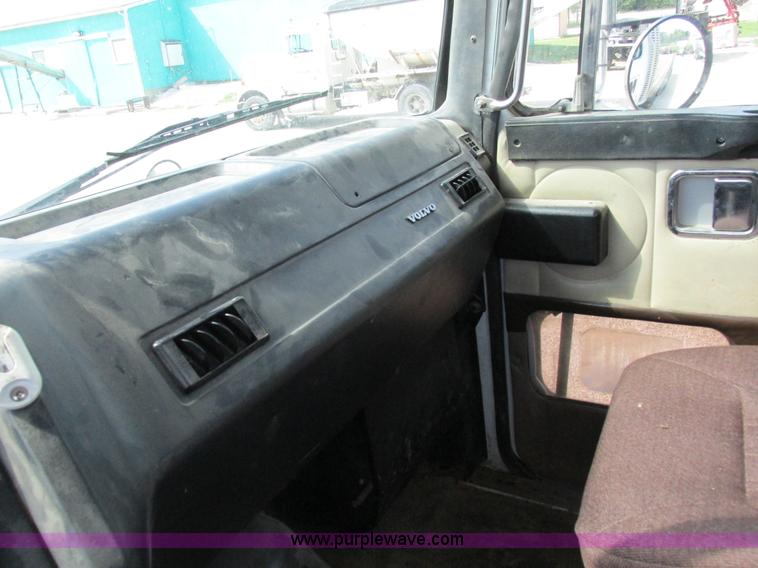 image for item I8962 1998 Volvo WG flatbed truck