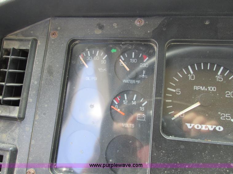 image for item I8962 1998 Volvo WG flatbed truck