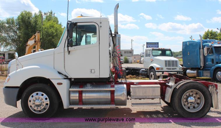 image for item J1142 2005 Freightliner Columbia semi truck