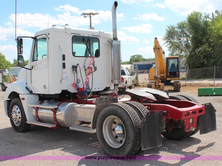 image for item J1142 2005 Freightliner Columbia semi truck