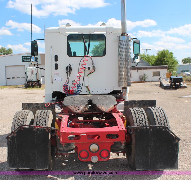 image for item J1142 2005 Freightliner Columbia semi truck