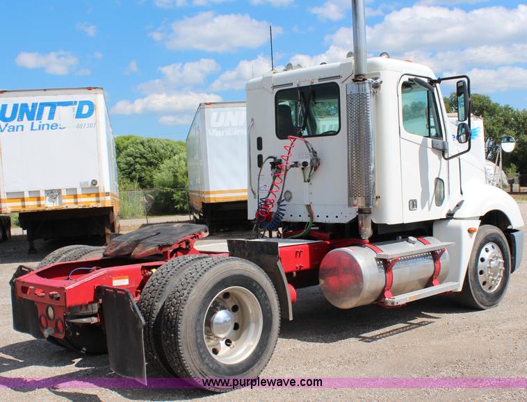 image for item J1142 2005 Freightliner Columbia semi truck