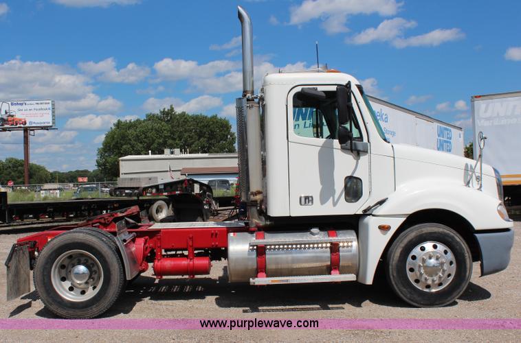 image for item J1142 2005 Freightliner Columbia semi truck