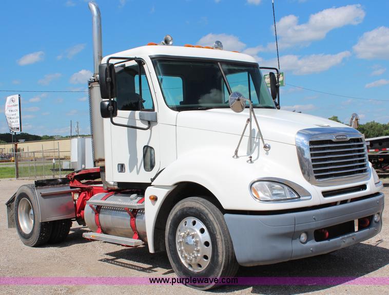 image for item J1142 2005 Freightliner Columbia semi truck