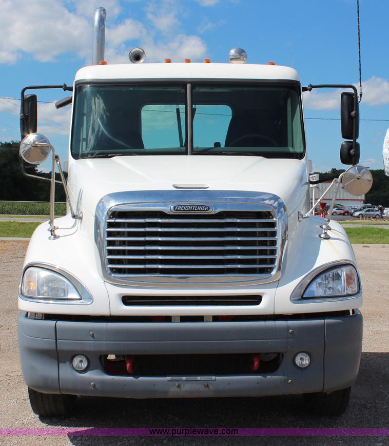 image for item J1142 2005 Freightliner Columbia semi truck