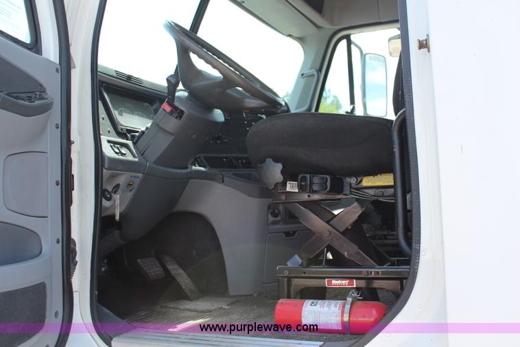 image for item J1142 2005 Freightliner Columbia semi truck