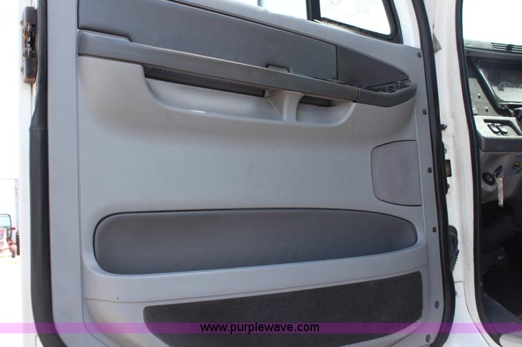 image for item J1142 2005 Freightliner Columbia semi truck