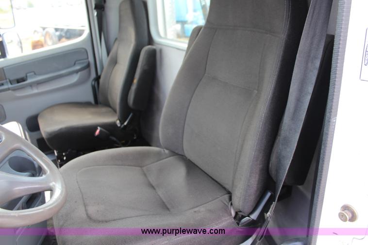 image for item J1142 2005 Freightliner Columbia semi truck