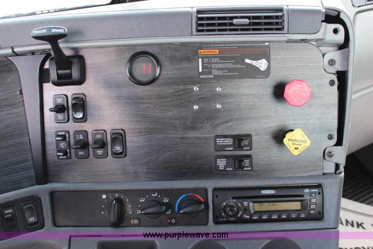 image for item J1142 2005 Freightliner Columbia semi truck