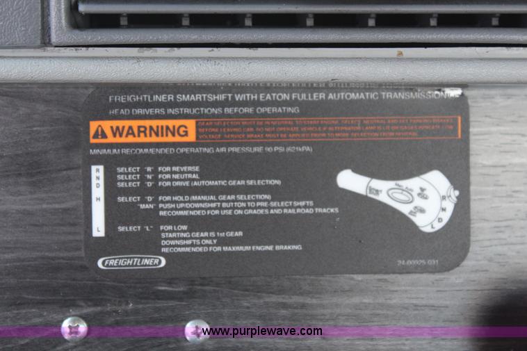 image for item J1142 2005 Freightliner Columbia semi truck