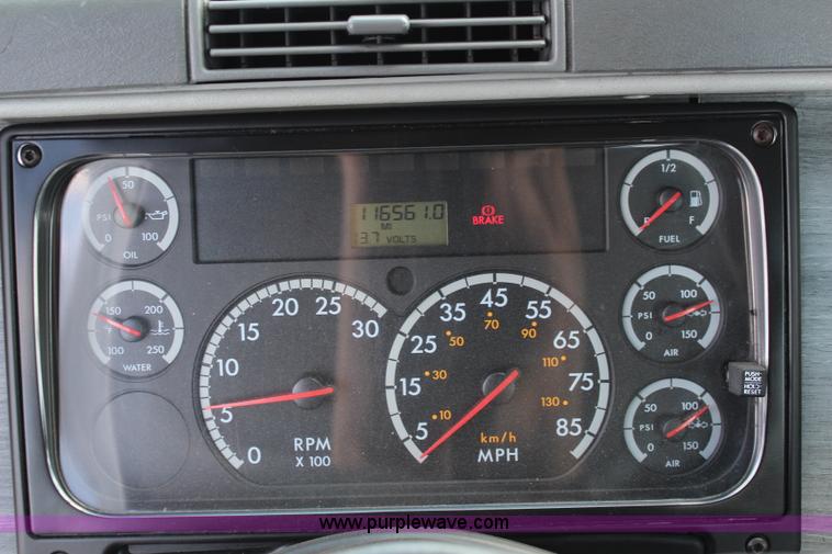 image for item J1142 2005 Freightliner Columbia semi truck