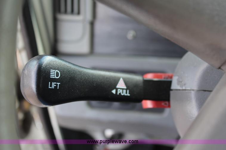 image for item J1142 2005 Freightliner Columbia semi truck