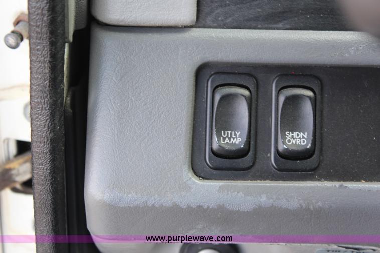 image for item J1142 2005 Freightliner Columbia semi truck