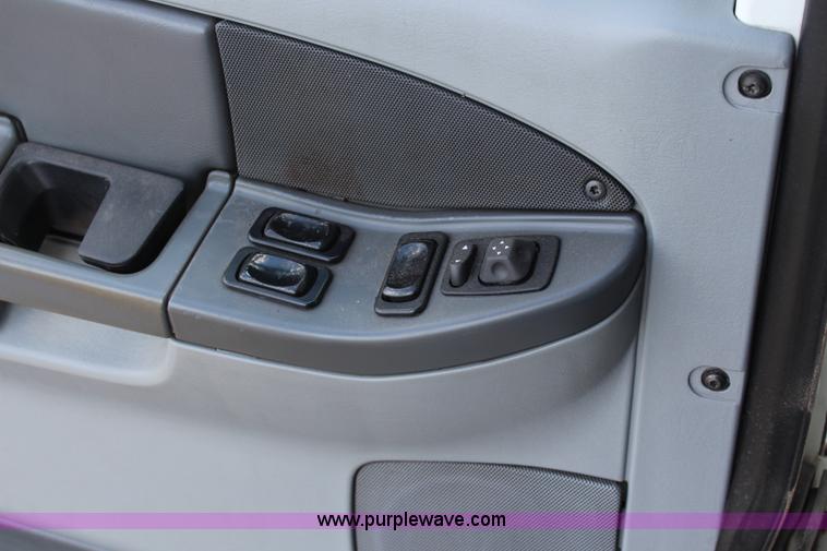 image for item J1142 2005 Freightliner Columbia semi truck