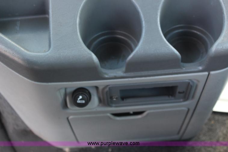 image for item J1142 2005 Freightliner Columbia semi truck