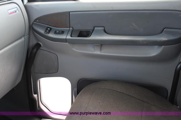 image for item J1142 2005 Freightliner Columbia semi truck