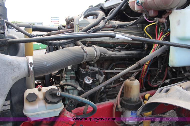 image for item J1142 2005 Freightliner Columbia semi truck