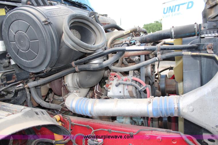 image for item J1142 2005 Freightliner Columbia semi truck