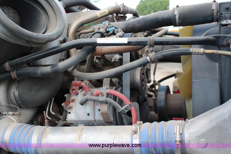 image for item J1142 2005 Freightliner Columbia semi truck