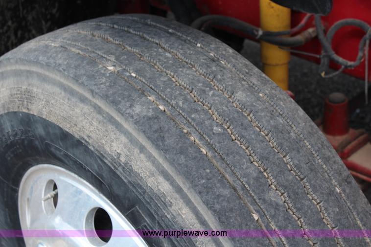 image for item J1142 2005 Freightliner Columbia semi truck