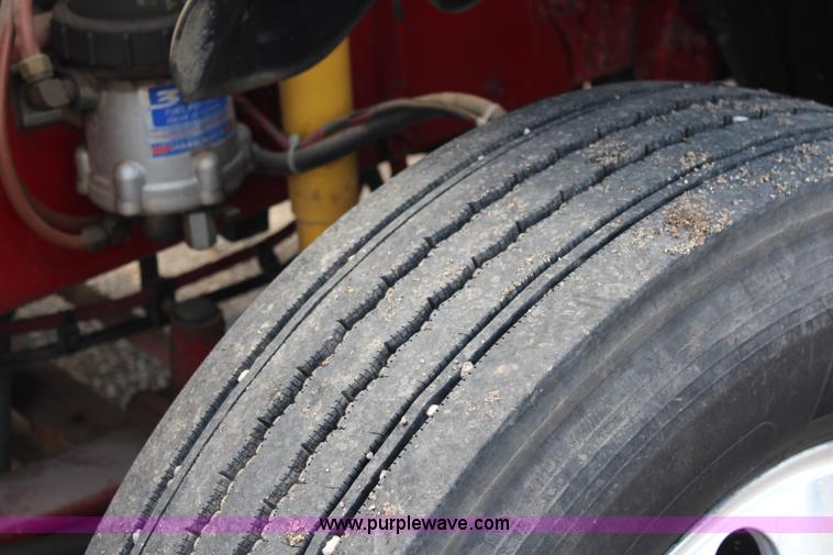 image for item J1142 2005 Freightliner Columbia semi truck