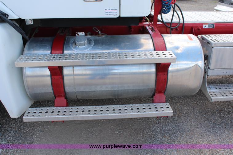 image for item J1142 2005 Freightliner Columbia semi truck