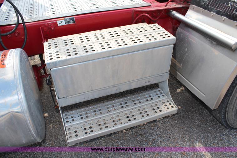 image for item J1142 2005 Freightliner Columbia semi truck